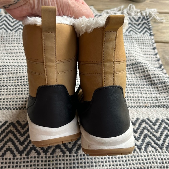 Cat & Jack girls tan and black faux fur lined thermolite winter boots size 2 - Picture 4 of 6